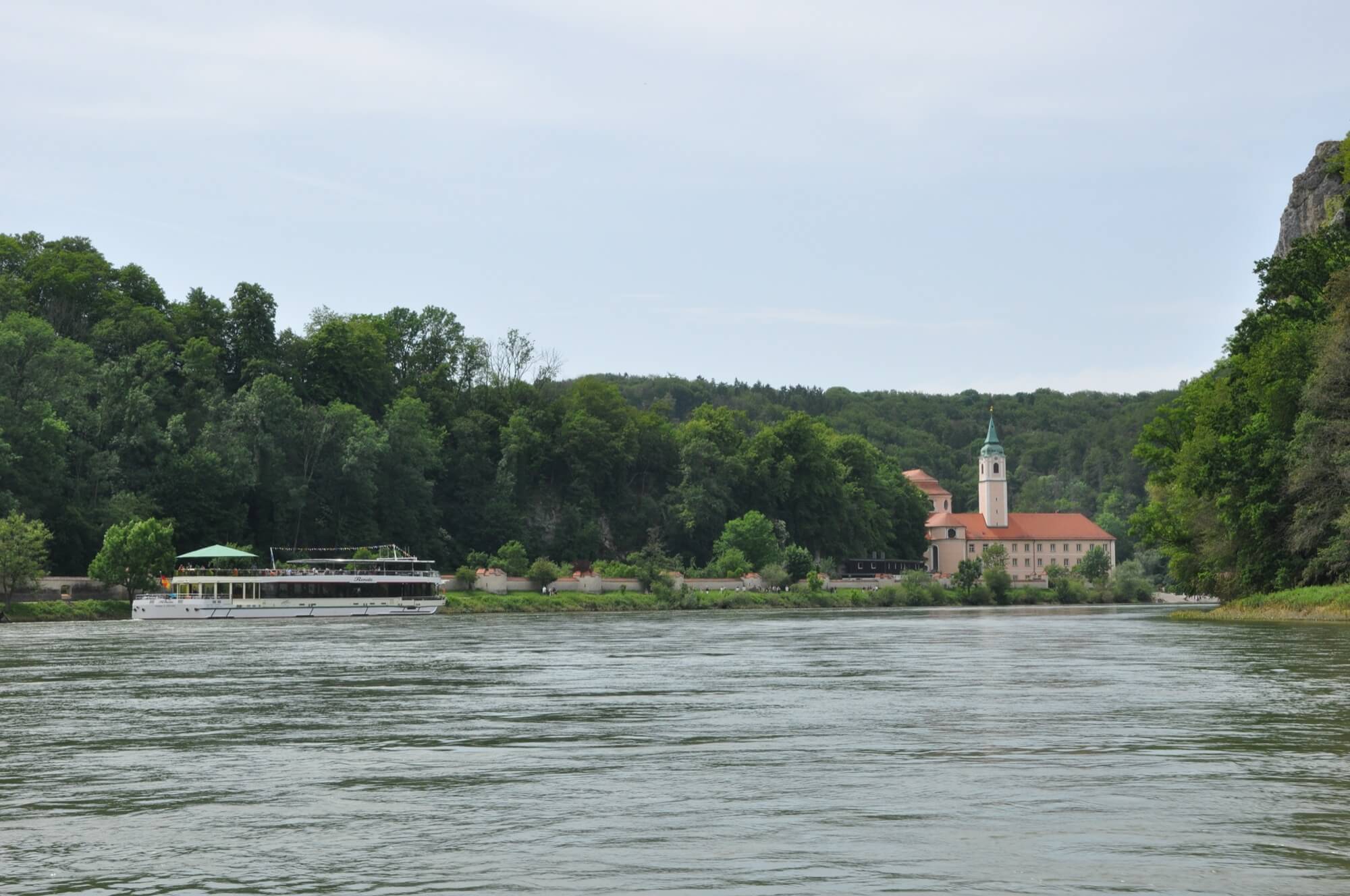 Die MS Renate nähert sich dem Kloster Weltenburg